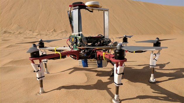 Dron mezi dumami v pouti Spojench arabskch emirt.