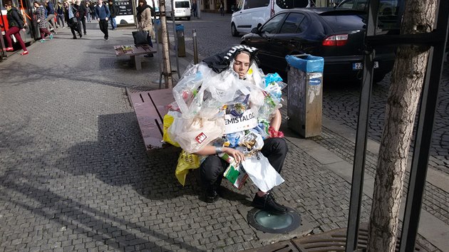 Figurína obalená odpadky na stanici tramvaje na Smíchově.