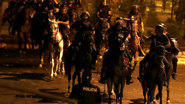 K potlačení demonstrací nastoupili policisté na koních.