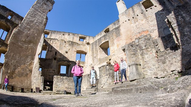 Turist si prochzej zceninu hradu Landtejn.
