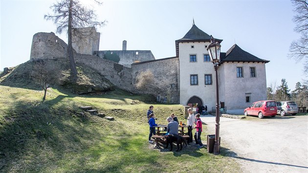 Turist si prochzej zceninu hradu Landtejn.