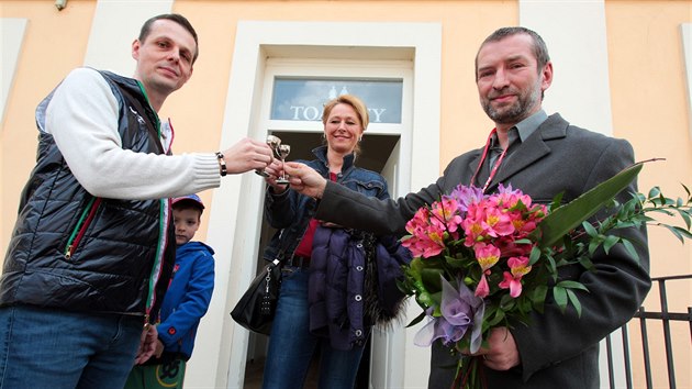 Miliontý návštěvník Marek z Karlových Varů (vlevo) s přítelkyní Milenou a dětmi Lukášem a Danielem. Vpravo zástupce Národního památkového ústavu.