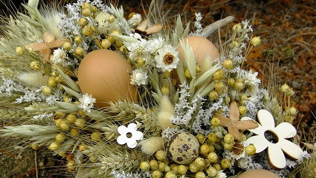 Suchá vazba decentně přizdobená velikonočními motivy se hodí jak na sváteční jarní stůl, tak jako dekorace na dveře.