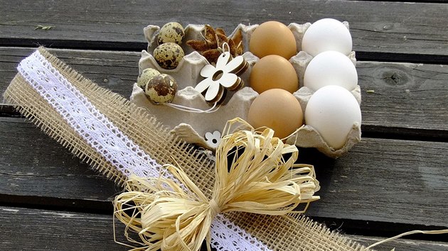 Na dozdobení ve velikonočním stylu se vám budou hodit vyfouknutá vejce slepičí i křepelčí, dřevěné kytičky, bukvice a podobně. 