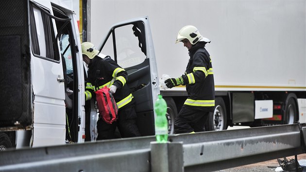 Nehoda dodávky a kamionu, při níž bylo na 125. kilometru dálnice D1 zraněno pět lidí.