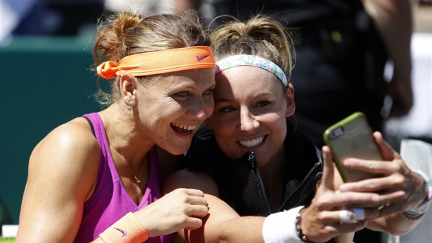 NA PAMTKU. Lucie afov s Bethani Mattekovou-Sandsovou po vtzstv ve tyhe na turnaji v Charlestonu.