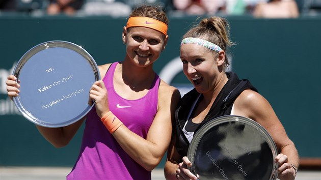 S TROFEJEMI. Lucie afov s Bethani Mattekovou-Sandsovou po vtzstv ve tyhe na turnaji v Charlestonu.