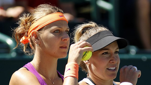 PORADA. Lucie afov s Bethani Mattekovou-Sandsovou ve finle tyhry na turnaji v Charlestonu.