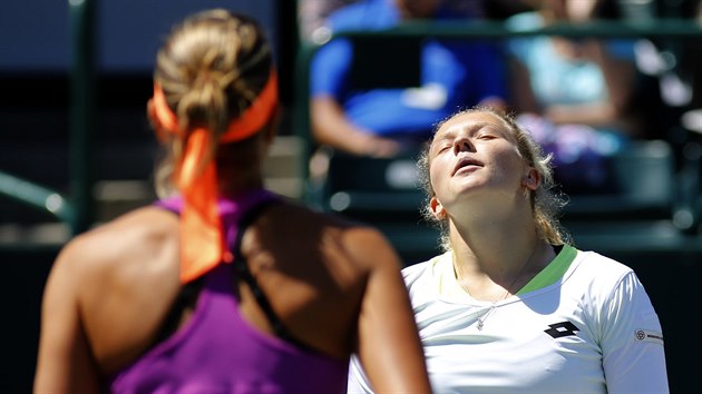 TOHLE NEVYLO. Lucie Hradeck (zdy) a Kateina Siniakov ve finle tyhry na turnaji v Charlestonu.