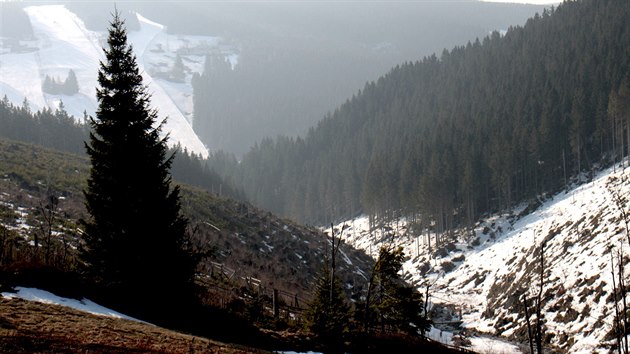 Pohled do Zeleného dolu z osady Chalupky. V pozadí je sjezdovka Javor v Peci pod Sněžkou, kam údolí ústí.