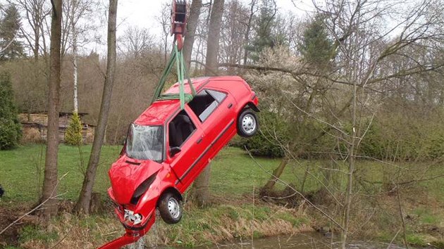 V Kamenném Újezdu se Škoda Felicia střetla s nákladním autem. Po nárazu skončila v potoce. (4. dubna 2017)