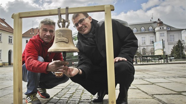 Zvona Michal Trvalec (vlevo) a plzesk biskup Tom Holub u zvonu, kter putuje spolu s plzeskm pivem do Vatiknu. (6. dubna 2017)