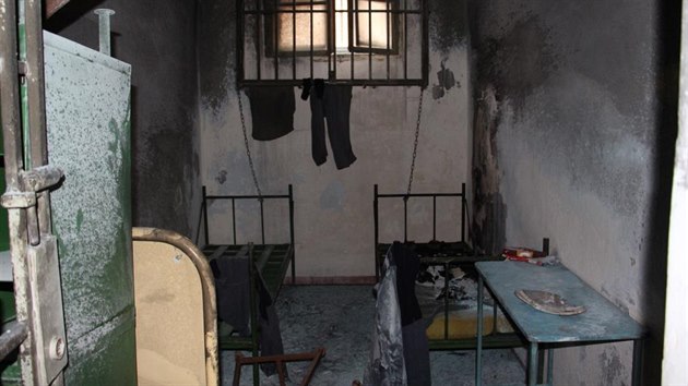 Dvacetiletý trestanec se zabarikádoval v cele a zapálil matrace.