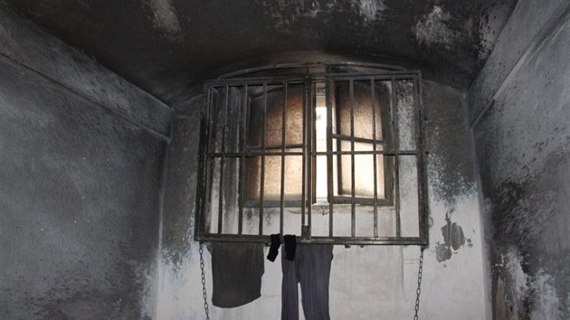 Dvacetiletý trestanec se zabarikádoval v cele a zapálil matrace.