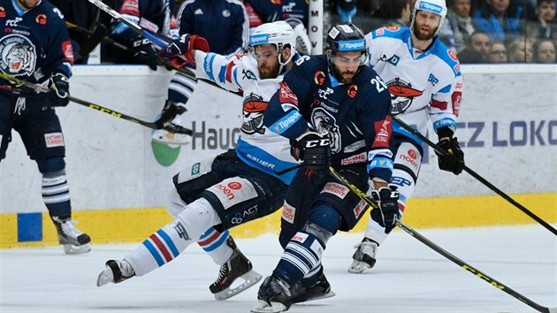 Chomutovsk tonk Michal Poletn (vlevo) v souboji s Petrem Jelnkem z Liberce.