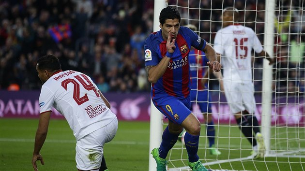 Luis Suarez z Barcelony se raduje pot, co skroval v zpase se Sevillou.