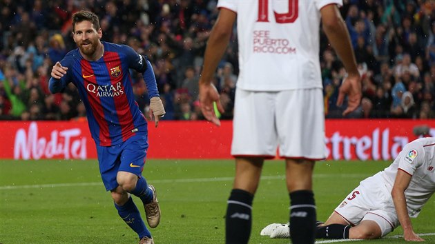 Lionel Messi z Barcelony se raduje z glu v zpase se Sevillou.