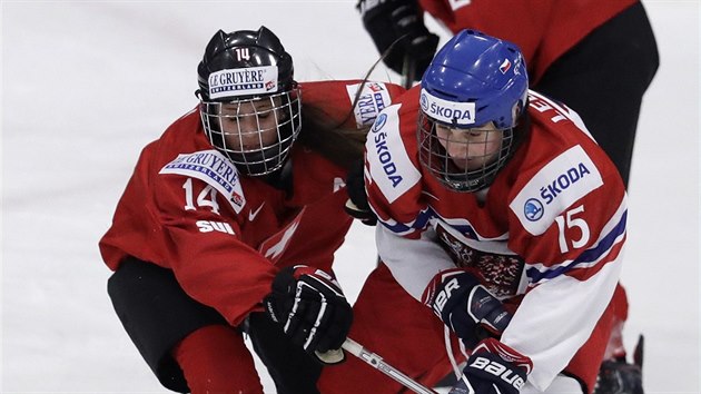 esk hokejistka Aneta Ldlov (vpravo) v souboji s Evelinou Raselliovou ze vcarska.
