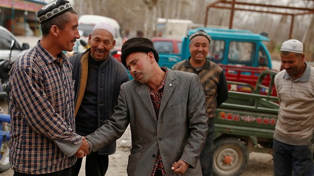Ujgurové ve vesnici Ťi-ja v autonomní oblasti Sin-ťiang smlouvají nad cenou ovcí. (22. března 2017)