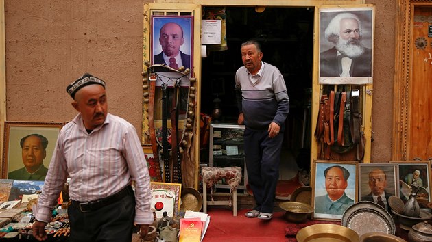 Starožitnictví v ujgurském městě Kašgar v autonomní oblasti Sin-ťiang (22. března 2017)