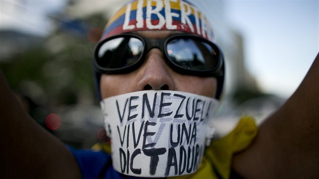 Venezuelané v Caracasu protestovali proti rozhodnutí nejvyššího soudu, jímž převzal pravomoci parlamentu ovládaného opozicí.(31. března 2017).
