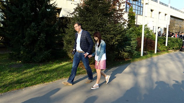 Favorit srbských prezidentských voleb a dosavadní premiér Aleksandar Vučić přichází spolu se svou dcerou do volební místnosti v Bělehradě (2. dubna 2017).