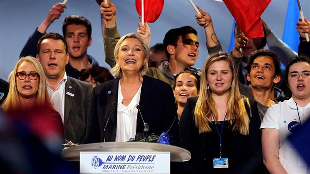 Marine Le Penová na svém předvolebním mítinku v Bordeaux (2. dubna 2017).