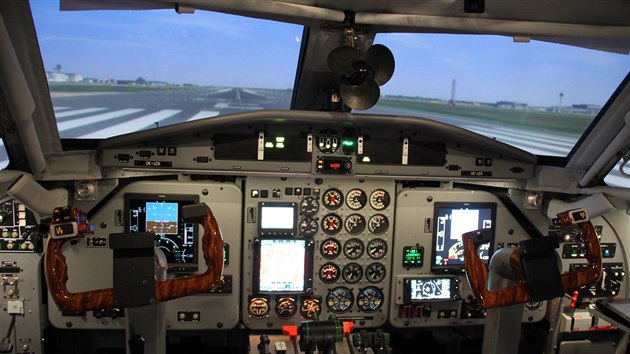 Interir kokpitu simultoru L410. Jako byste sedli ve skutenm letadle. I letit za okny vypad velice reln.