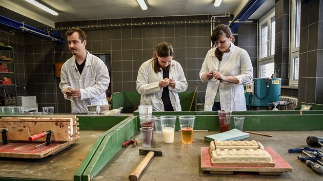 Studenti Fakulty metalurgie a materilovho inenrstv VB-TU Ostrava vyrobili tisc malch paleolitickch soek, kter si budou moct lid koupit jako pvek na kle.