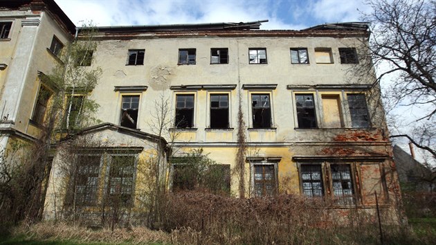 Pohled na jednu st zmku v Dlouh Louce na Olomoucku, kter od poru v roce 1986 chtr.