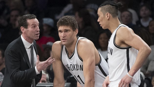 Kenny Atkinson, trenr Brooklynu, usmruje Brooka Lopeze (uprosted) a Jeremyho Lina (vpravo).