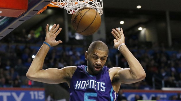 Nicolas Batum z Charlotte zasmeoval proti Oklahoma City. Sleduj ho Taj Gibson (vlevo) a Andre Roberson.