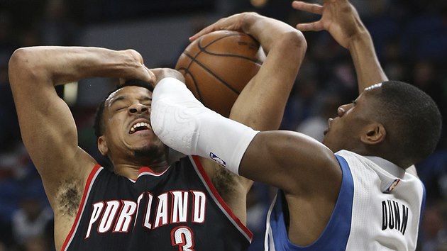 C. J. McCollum (vlevo) z Portlandu narazil v souboji s Krisem Dunnem z Minnesoty.