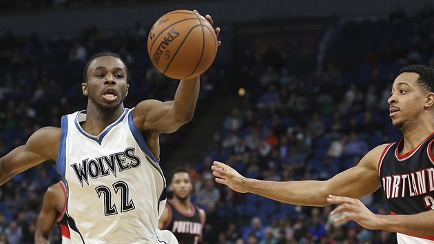 Andrew Wiggins (vlevo) z Minnesoty stahuje m, sleduje ho C. J. McCollum z Portlandu.