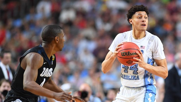 Justin Jackson (vpravo) z North Caroliny si hld m, sleduje ho Jordan Matthews z Gonzagy.