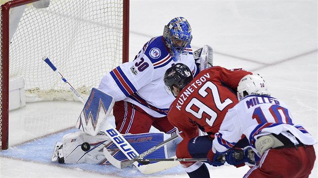 Jevgenij Kuzncov (92) z Washingtonu prostelil branke Henrika Lundqvista z New York Rangers.