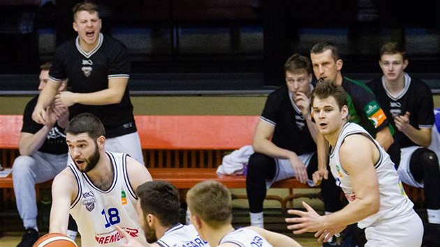 Basketbalisté USK Praha získali míč a ženou se do rychlého protiútoku, zleva Pavel Grunt, Petr Šafarčík, Alex Madsen a Jaromír Bohačík, z lavičky je hecuje Lukáš Feštr.