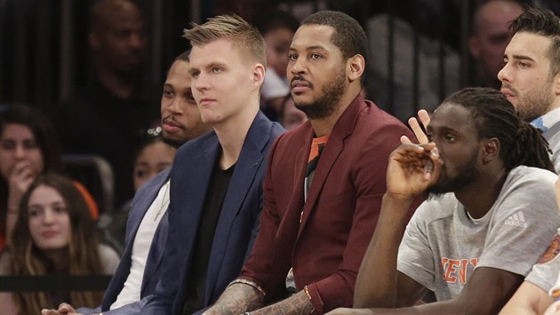 Lotysk blonk Kristaps Porzingis a Carmelo Anthony sleduj zpas svho New Yorku.