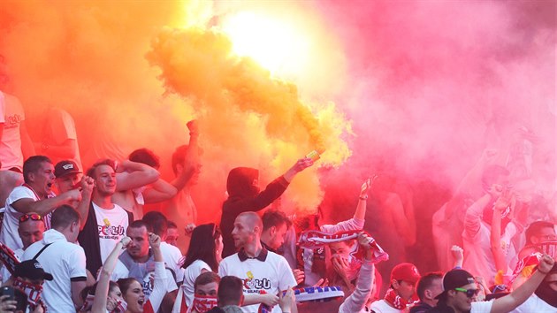 Slvistit fandov a pyrotechnika bhem derby