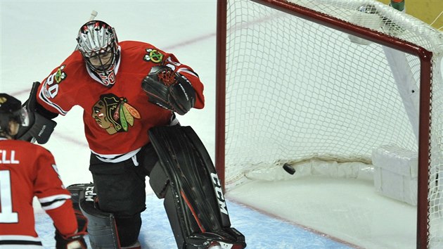 Brank Chicaga Corey Crawford inkasuje gl v utkn proti Bostonu.