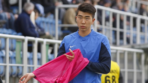 Korejsk fotbalista Kanghuyn Yu se rozcviuje v dresu Slovcka.
