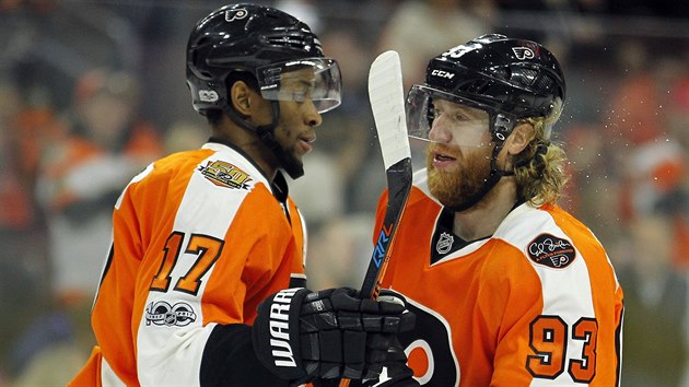 Wayne Simmonds z Philadelphie (vlevo) blahopeje Jakubu Vorkovi k tref proti Columbusu.