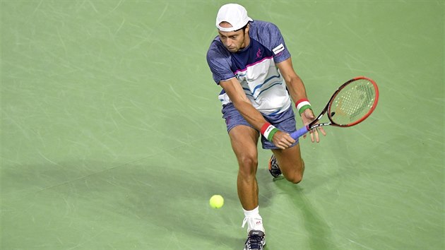 Italsk tenista Paolo Lorenzi returnuje ve tvrtfinle Davis Cupu.