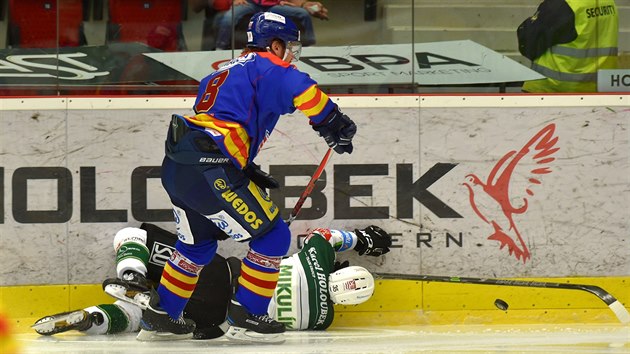 TVRD BOJ U MANTINELU. Budjovick Filip Novk (vlevo) a karlovarsk tonk Milan Mikulk v barovm duelu.