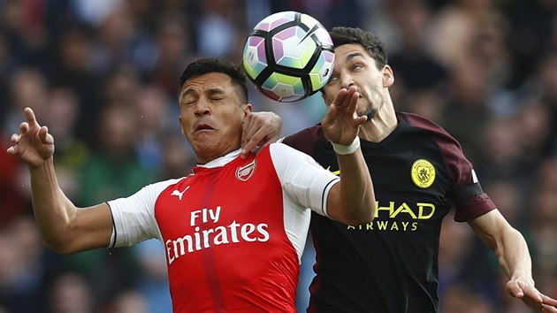 V hlavikovm souboji se stetli tonk Arsenalu Alexis (vlevo) se zlonkem Manchesteru City Jesusem Navasem.