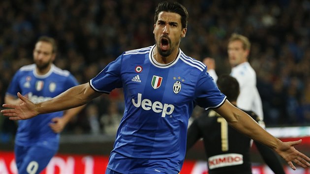 Záložník Juventusu Sami Khedira se raduje z gólu na hřišti Neapole.