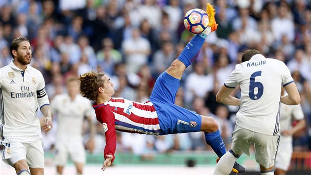 ZKOUEL NَKY. tonk Atltika Antoine Griezmann v akrobatickm zakonen pi derby proti Realu Madrid.