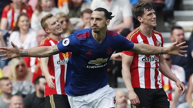 Zlatan Ibrahimovi oslavuje gl v zpase proti Sunderlandu.