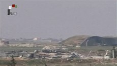 Záběry ze syrské televize ukazují leteckou základnu aš-Šajrát zasaženou...