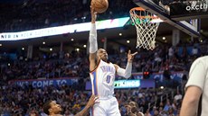 Russell Westbrook z Oklahoma City zakon�uje v utkání proti Milwaukee.